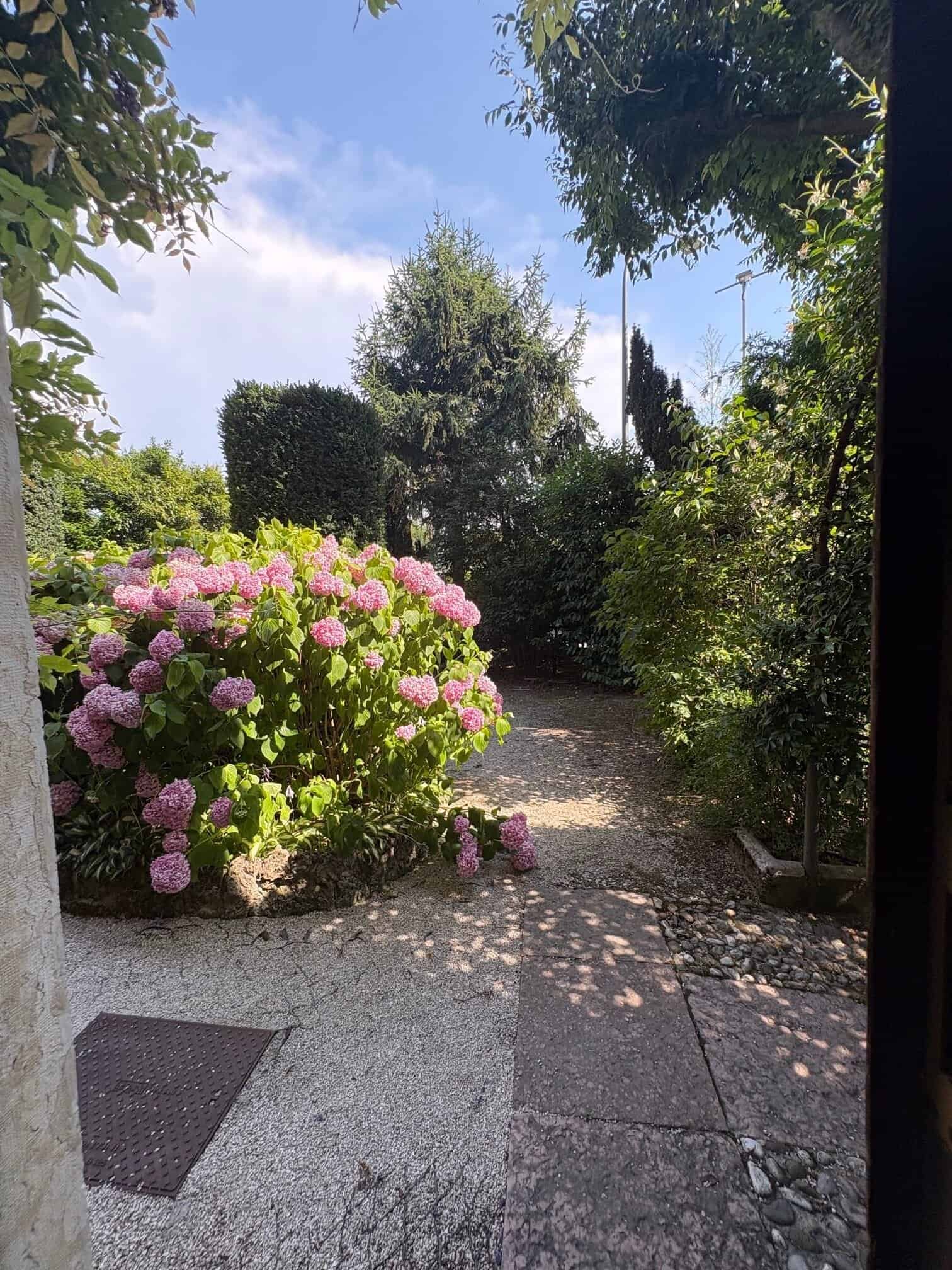 VENDESI A MEZZOLOMBARDO PORZIONE DI CASA